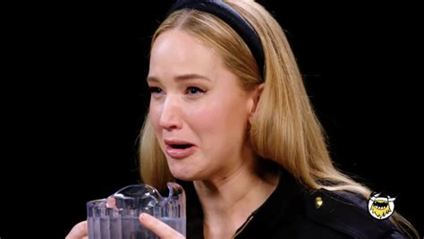 jennifer lawrence on hot ones|Jennifer Lawrence Sobs in Pain While Eating Spicy。